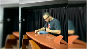 El pastor que llama la atención por sus enormes aros: “lo que importa es el fruto y el mensaje”