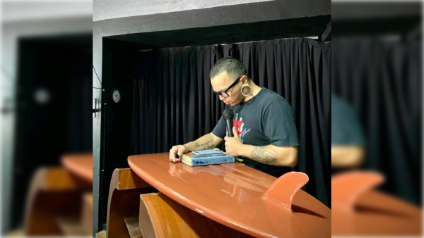 El pastor que llama la atención por sus enormes aros: “lo que importa es el fruto y el mensaje”