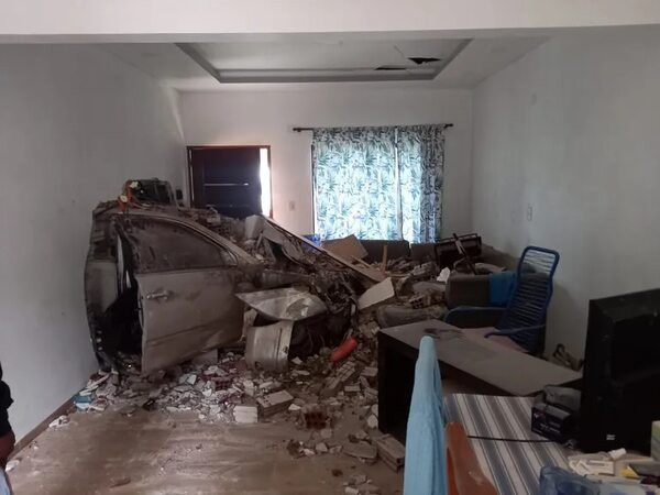 Trágico: Muere tras impactar contra una casa y una mujer está grave - Policiales - ABC Color