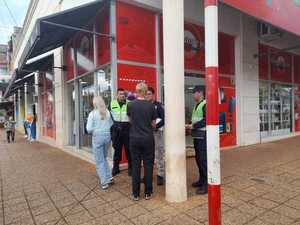 Turistas compradores enfrentan transacción no reconocida en tienda de electrónica en Encarnación
