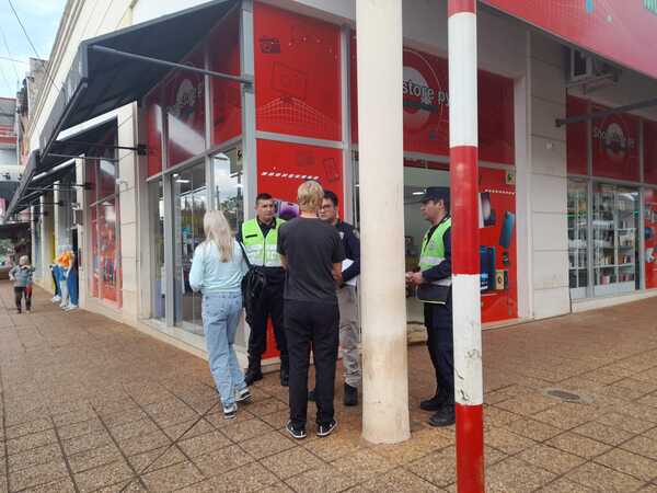Turistas compradores enfrentan transacción no reconocida en tienda de electrónica en Encarnación