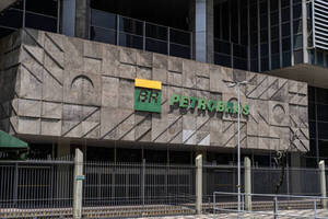 La plataforma para explotaci贸n de petr贸leo de Petrobras llega a Brasil, la primera de las 11 que se instalar谩 hasta 2027 - Revista PLUS