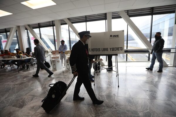 Una balacera en el aeropuerto de Ciudad de México deja un policía herido y un detenido - MarketData