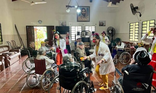 Médicos brindan asistencia y alegría a abuelitos de Hogar de Ancianos