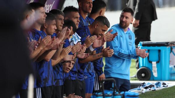 La Scaloneta arrolla a Bolivia en La Paz con Messi en en el banco