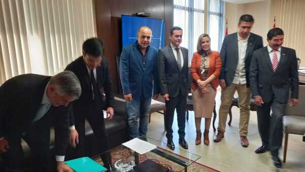 Senadores colorados se reúnen con canciller por el convenio educativo con UE
