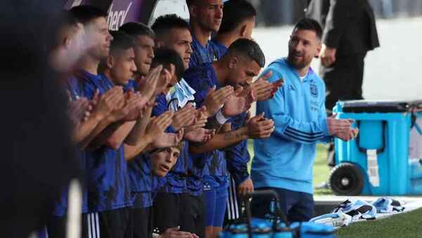 La Scaloneta arrolla a Bolivia en La Paz con Messi en en el banco