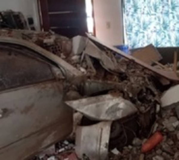 Médico muere en terrible choque contra vivienda en Encarnación - Paraguay.com