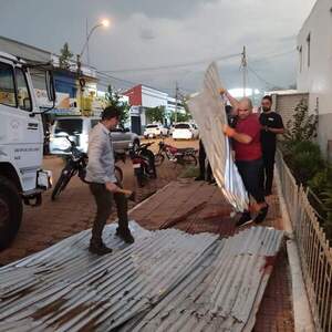 Operarios municipales en  tareas de limpieza pos-temporal