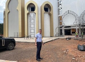 Intendente Ronald Acevedo visitó obras del futuro Shopping Dubai