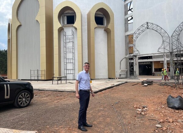 Intendente Ronald Acevedo visitó obras del futuro Shopping Dubai