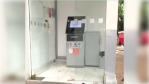 Robo a "media": Taparon cámara con calcetín para robar un cajero