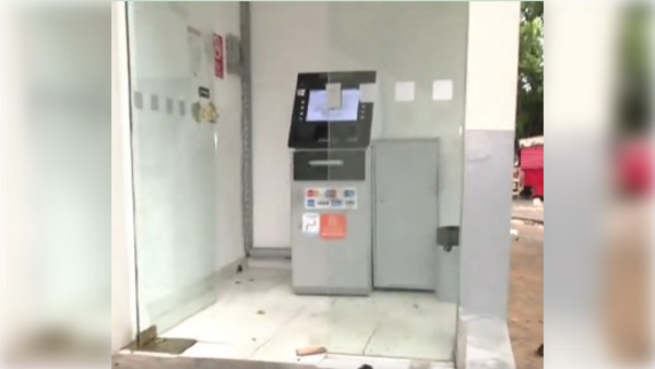 Robo a "media": Taparon cámara con calcetín para robar un cajero