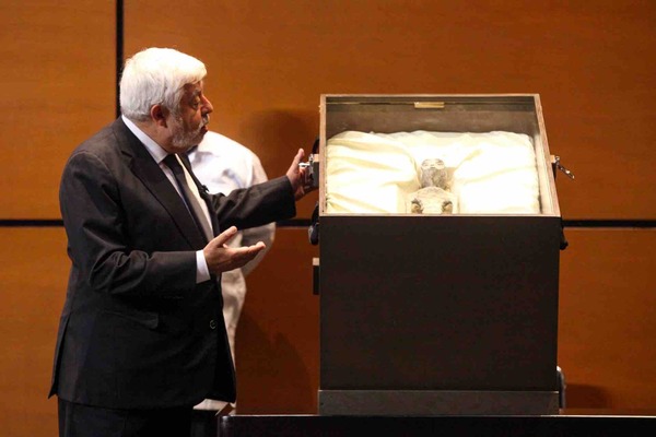 Exhiben “cuerpos no humanos” en el Congreso de México y piden reconocer su existencia | 1000 Noticias