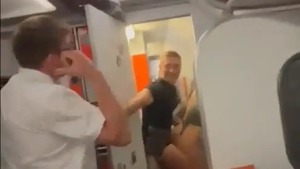 VIDEO: Sorprenden a una pareja teniendo sexo a bordo de un avión