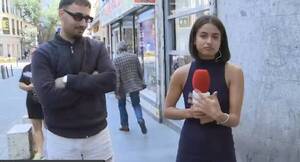 [VIDEO] ¡Cronista de TV fue toqueteada en vivo y en directo!