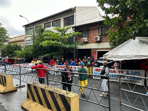 Se encadenan frente a la Fiscalía exigiendo investigación sobre corrupción en la Caja Municipal de jubilados