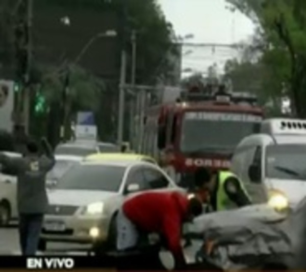 Aparatoso accidente de tránsito en Asunción - Paraguay.com