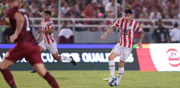 Versus / Los tres jugadores que dieron la cara por la Albirroja en el primer combo