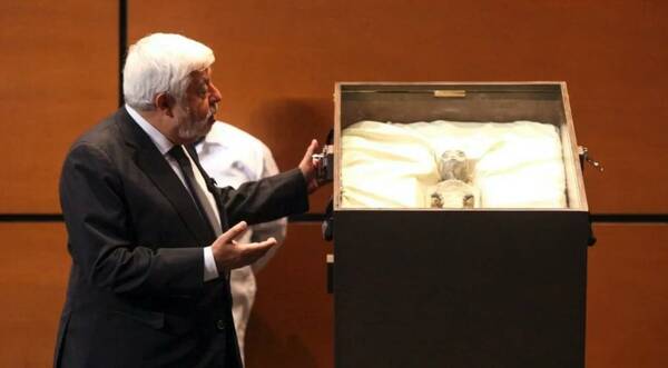 Presentaron ndajeko el cadáver de un extraterrestre ante el Congreso de México