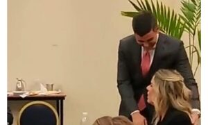 (VIDEO)Muy romántico: Santi Peña interrumpió reunión de la Primera Dama para darle un abrazo