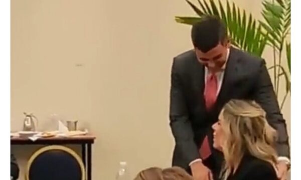 (VIDEO)Muy romántico: Santi Peña interrumpió reunión de la Primera Dama para darle un abrazo