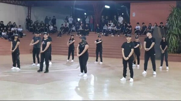 Bachillerato comercial del CREE celebra la juventud con colorida competencia de alegorías