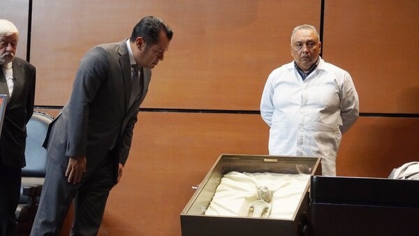 México: presentaron "cuerpos no humanos" en el Congreso - Unicanal