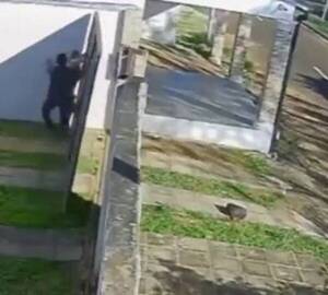 [VIDEO] Sacó el portón para escapar de un joven obsesionado con ella