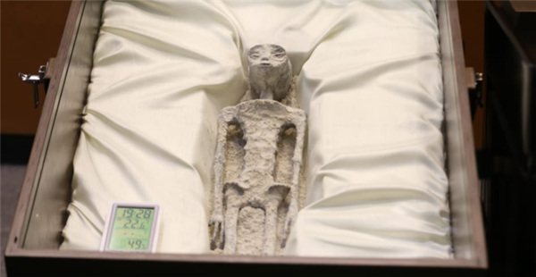 Presentan ante la Cámara de Diputados de México cuerpos "no humanos" encontrados en Perú