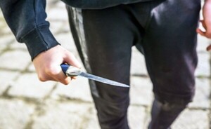 Conflicto por un lote termina con dos apuñaladas