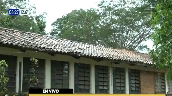 ¡Decadencia! Parte de una escuela clausurada por riesgo de derrumbe en Limpio - Noticias Paraguay