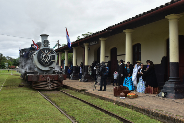 Ciudad paraguaya revive tradición ferroviaria con el encendido de una centenaria locomotora - MarketData
