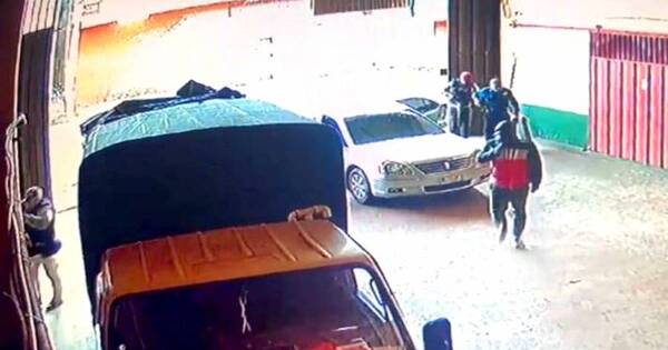 La Nación / Roban camión de un depósito