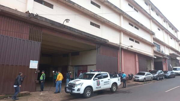 Armados, encapuchados y vestidos de policías roban un camión en CDE - Noticiero Paraguay