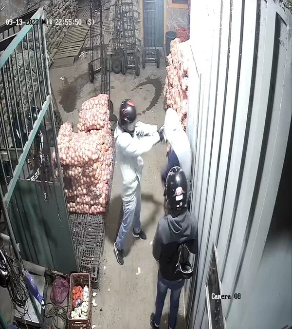 Video: asaltan local en Mercado de Abasto y violentan a encargado - Policiales - ABC Color