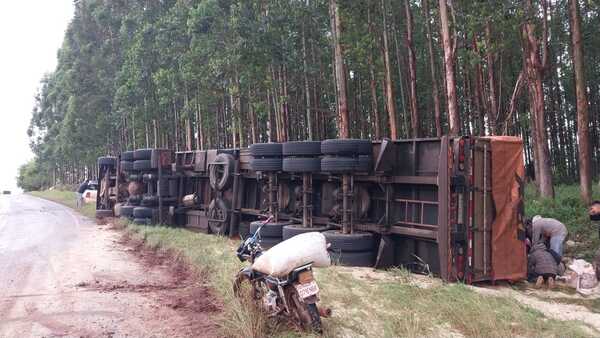 CAMIÓN VOLCÓ EN EL DISTRITO DE OBLIGADO - Itapúa Noticias