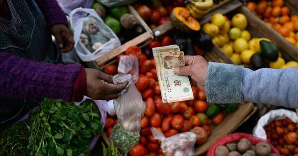 La Nación / Argentina registra su mayor inflación mensual en tres décadas