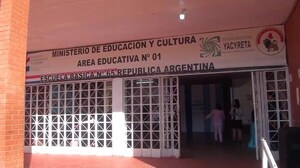 Motochorros asaltan a una docente al salir de una escuela en Encarnación