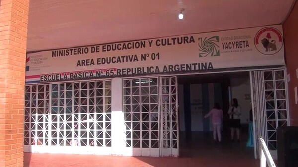 Motochorros asaltan a una docente al salir de una escuela en Encarnación