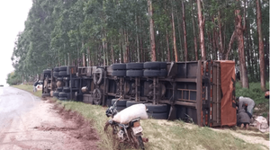TRACTOCAMIÓN QUE TRANSPORTABA 31000 KILOGRAMOS DE ARROZ VOLCÓ EN OBLIGADO