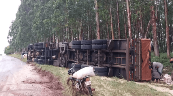 TRACTOCAMIÓN QUE TRANSPORTABA 31000 KILOGRAMOS DE ARROZ VOLCÓ EN OBLIGADO
