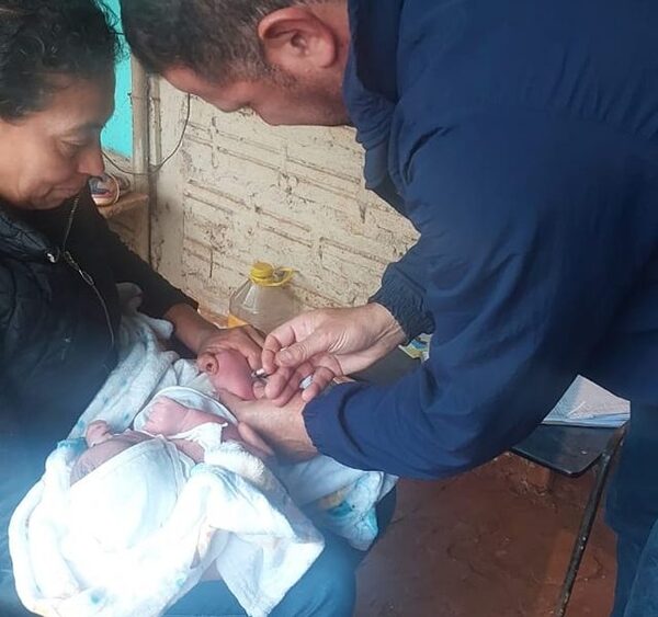 Asisten a bebé que nació con partera