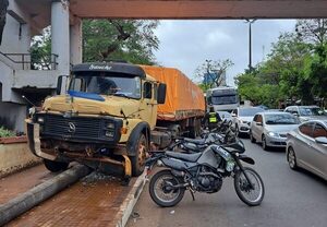 Camión choca cartel publicitario y policía termina con lesiones