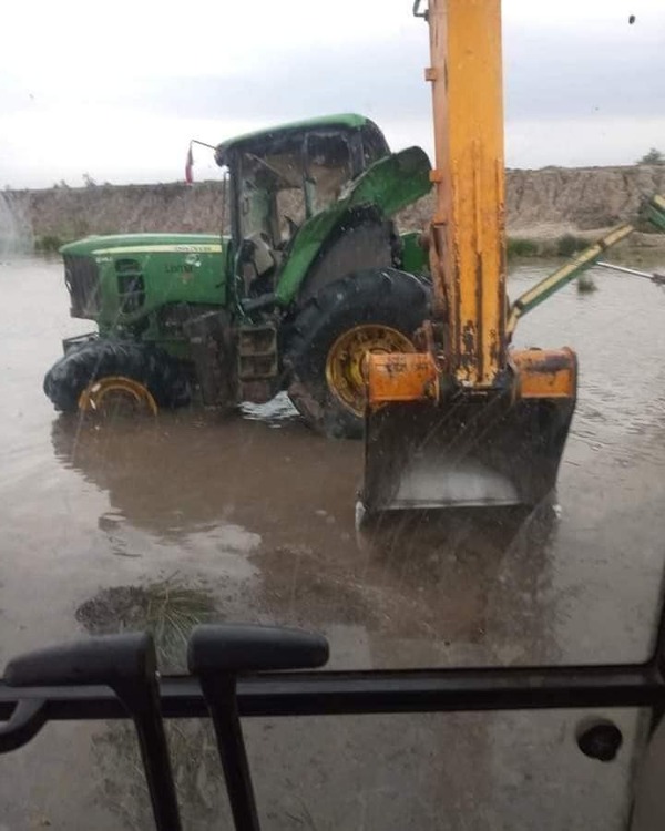 Trabajadores mueren ahogados tras el hundimiento de un tractor | 1000 Noticias