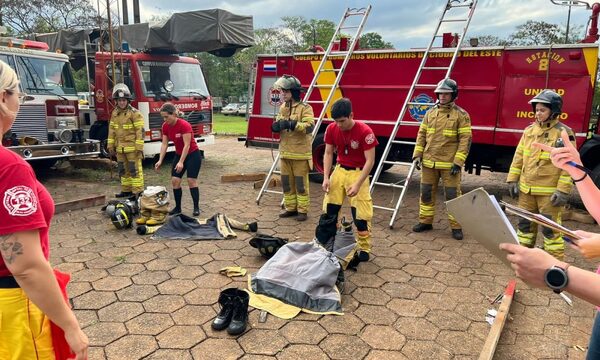 Bomberos de CDE realizan lanzamiento de colecta anual con una competencia de destreza
