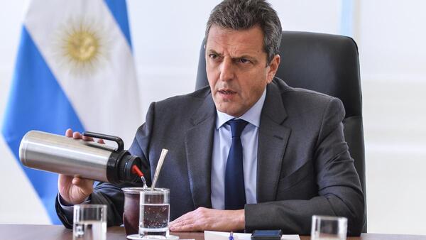 Inflación en Argentina cerró agosto en 12,4% y Massa culpó a FMI por la devaluación