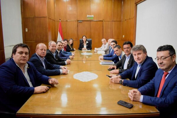 AUTORIDADES DEL MOPC Y GOBERNACIONES ACUERDAN TRABAJO CONJUNTO PARA BENEFICIAR A LA POBLACIÓN