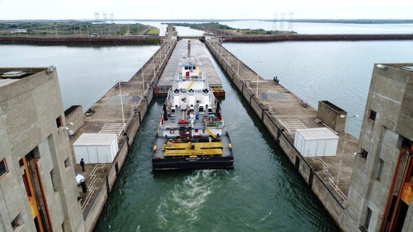 Barcaza paraguaya quedó amarrada en muelle de la EBY por orden de la Prefectura Argentina | 1000 Noticias