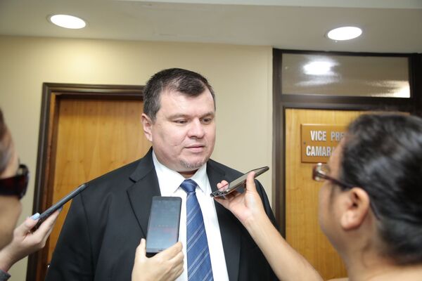 Senador espera denuncia penal contra Efraín por presuntamente “dilapidar fondos” | 1000 Noticias